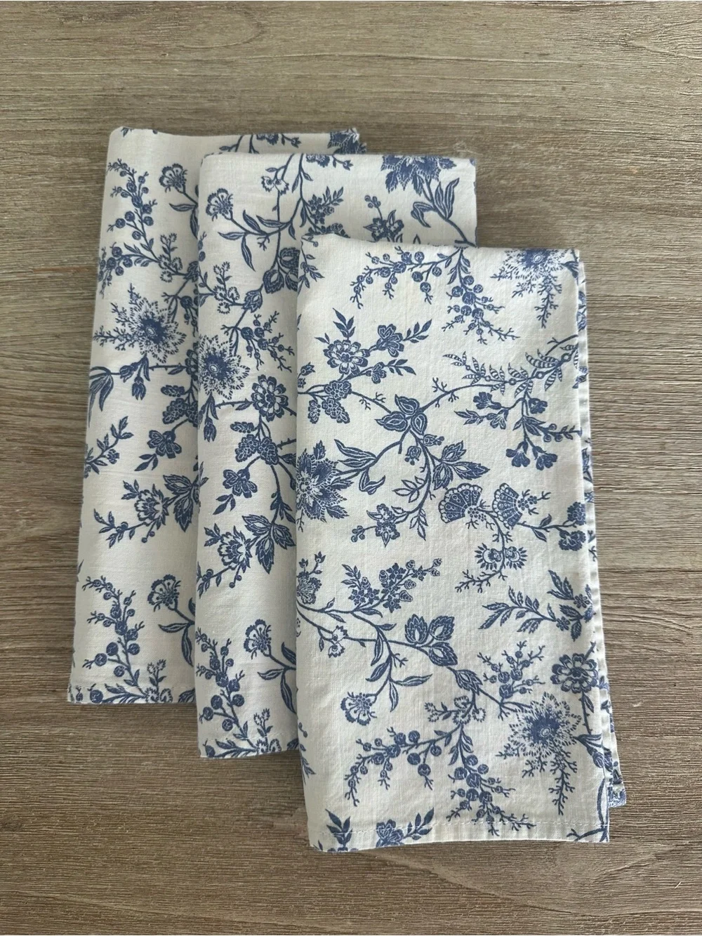 Williams Sonoma Set Of Two White & blue Floral Napkins 100% Cotton 18”